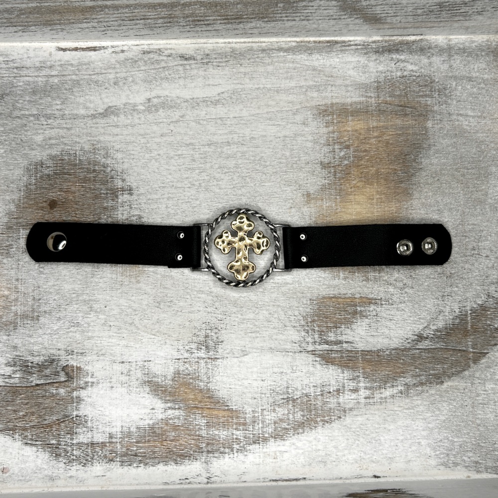 Snap wrap bracelet. Two toned metal.